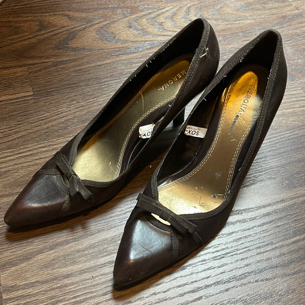 Merona brown heels with pointed toe and bow accent detail sz  9.5